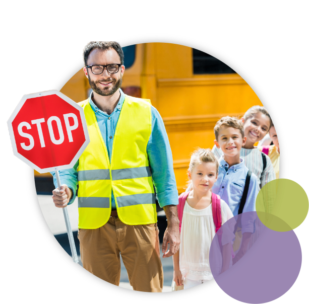 Seguriad Escolar con niños con cartel de stop